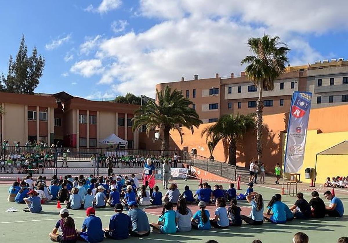 Imagen del patio del colegio poco antes de comenzar las carreras.