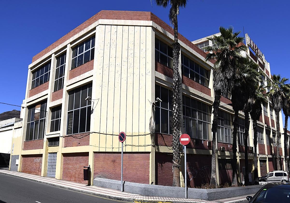 Imagen del edificio Racsa, ubicado entre las calles Tecén y Roque Nublo de La Isleta.