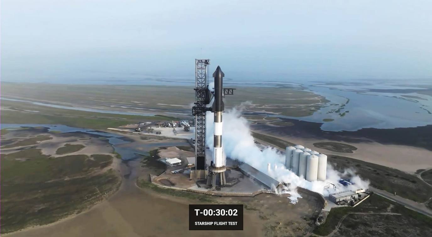 Captura de fotogramas de un video en vivo del folleto publicado por SpaceX que muestra el lanzamiento del vuelo de prueba inaugural de Starship en el segundo intento en las instalaciones de lanzamiento de SpaceX en Boca Chica, Texas, EE. UU. . El intento de lanzamiento inicial se canceló debido a una válvula atascada.