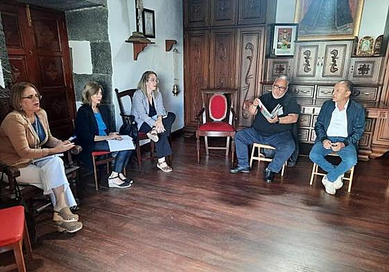 Momento del encuentro del jueves en Tinajo para definir detalles de las fiestas insulares