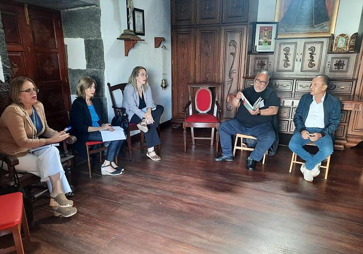 Momento del encuentro del jueves en Tinajo para definir detalles de las fiestas insulares
