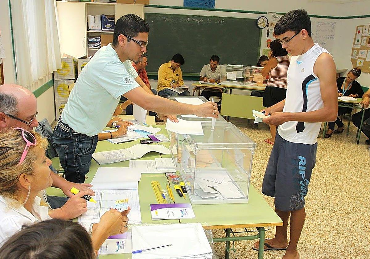 Un joven vota por primera vez en un colegio de Lanzarote en 2011.