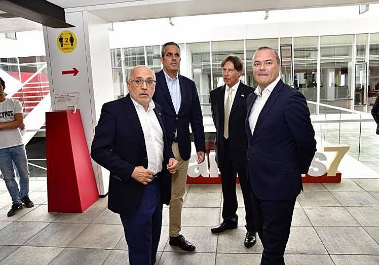 Morales, Jorge, Ponce e Hidalgo observan la llegada de Fernández al periódico.