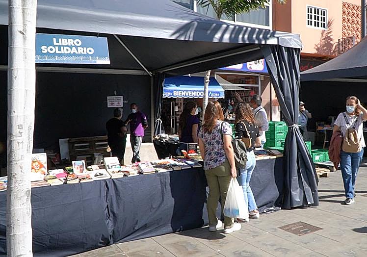 Uno de los puestos de la Feria del Libro Solidario.