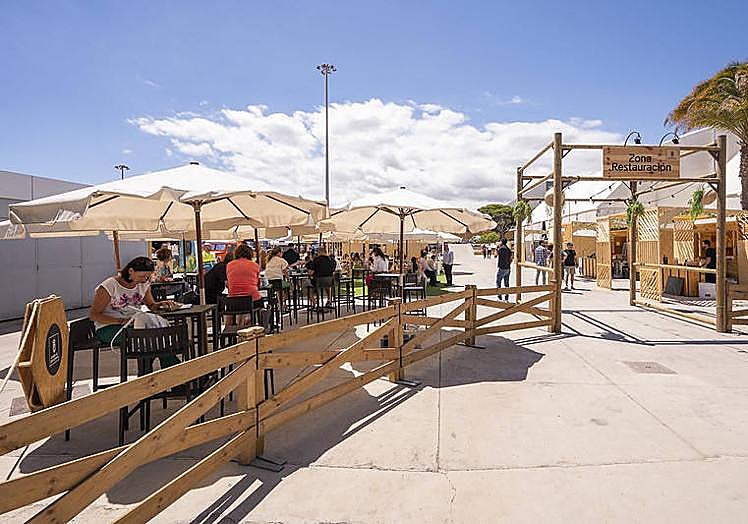 La feria incluye una zona de restauración al aire libre.