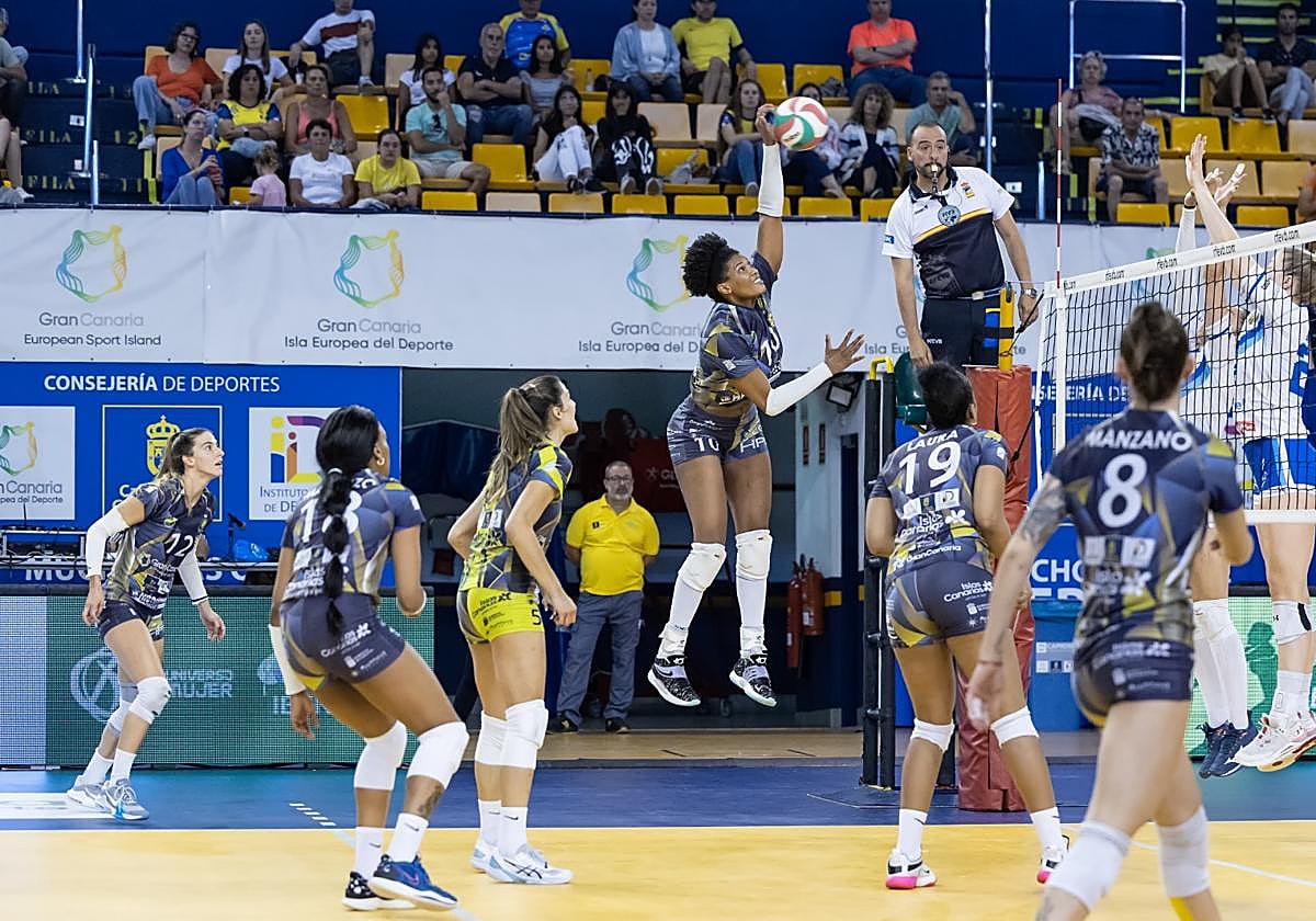 Jugadoras del Olímpico atentas a la jugada de la compañera.