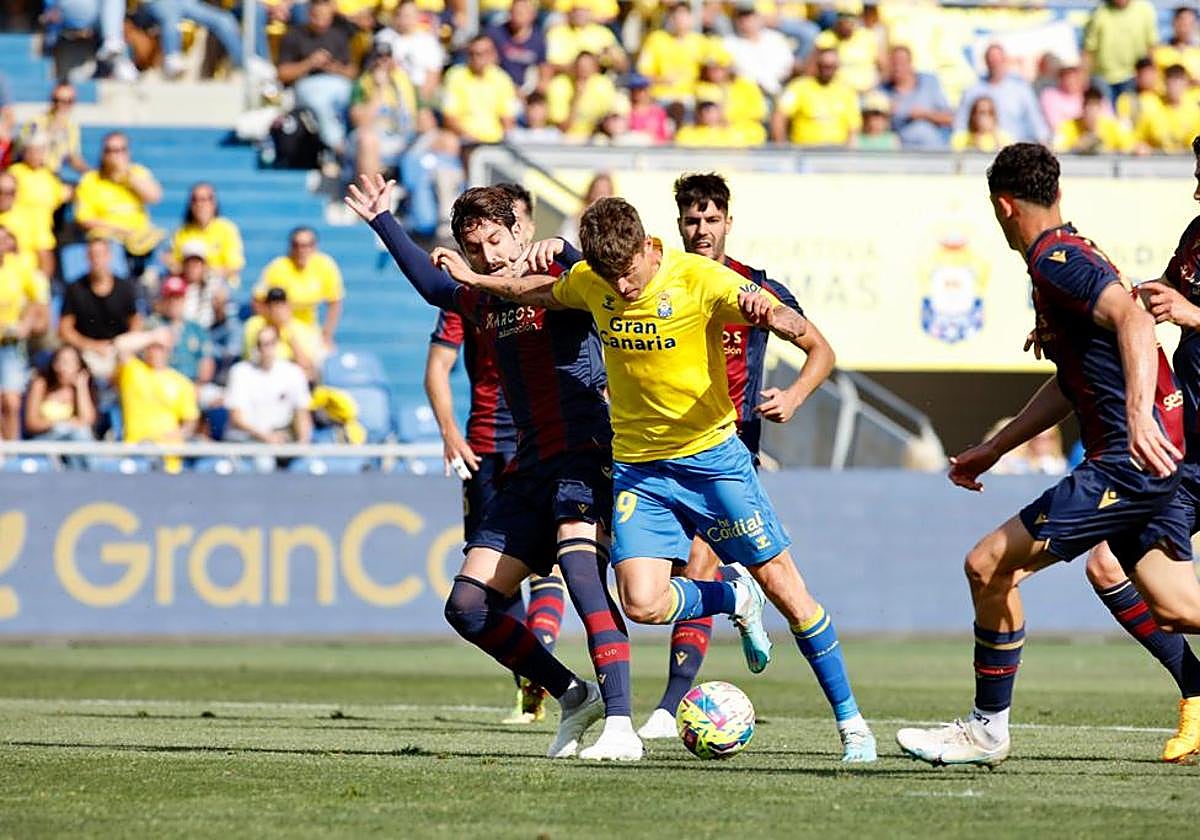 Marc Cardona, en una acción del choque ante el Levante.