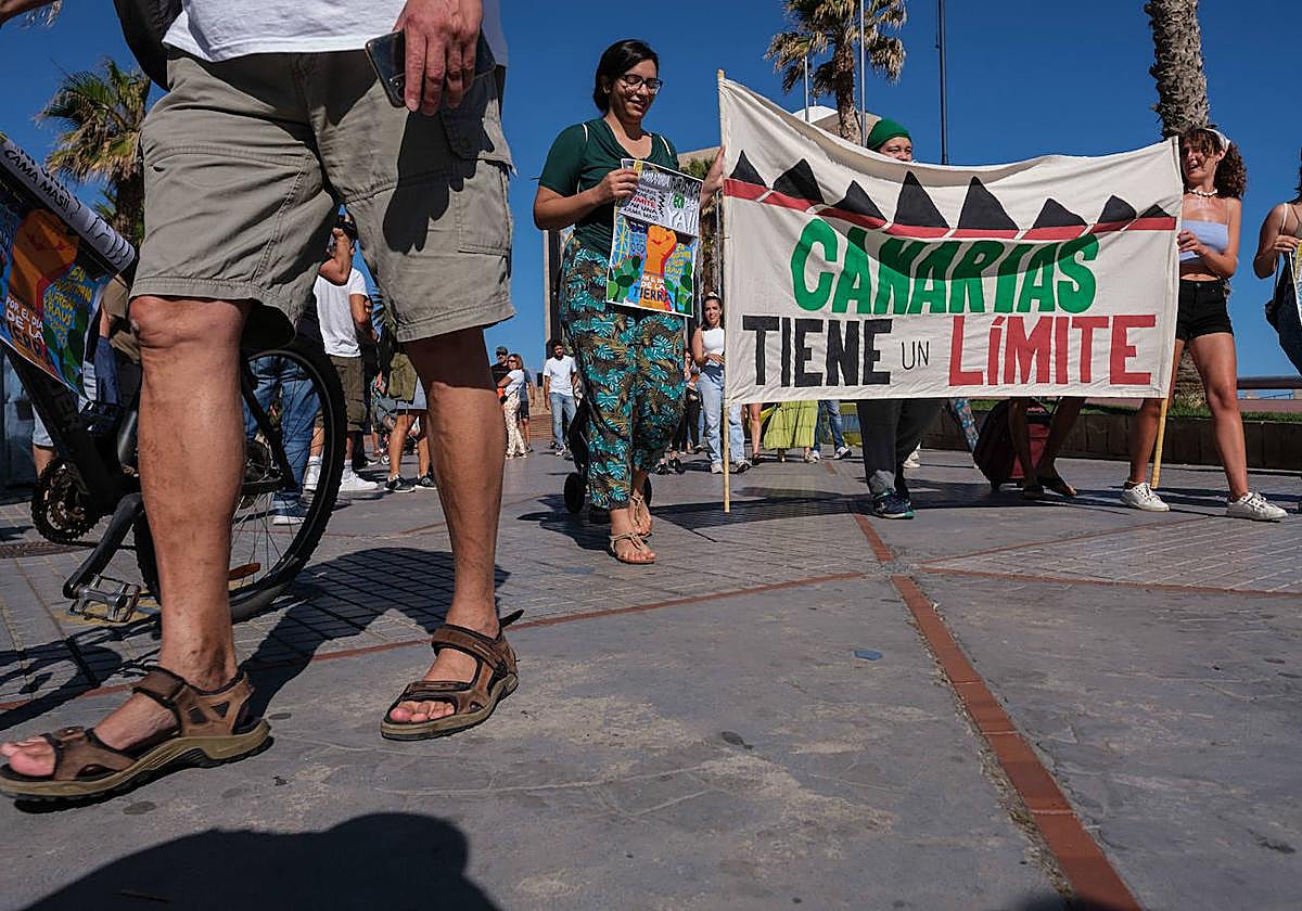 Imagen de la marcha por el paseo de Las Canteras.