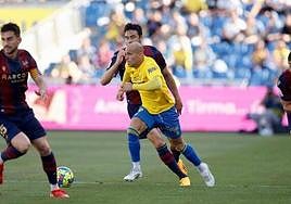 Sandro trata de zafarse de dos adversarios.