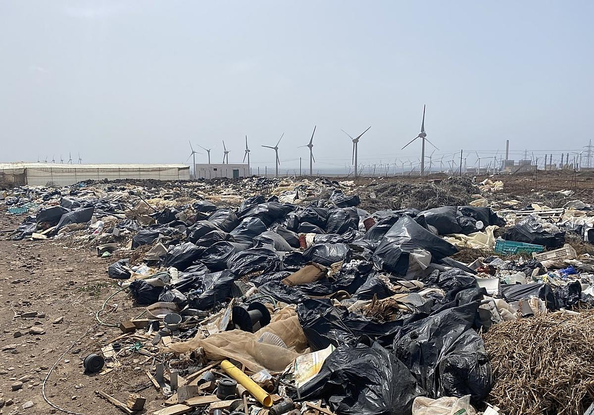 Vertedero incontrolado en una finca sin cultivar en los alrededores de Pozo Izquierdo.