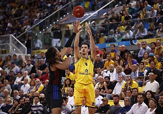 Brussino lanza ante el París.