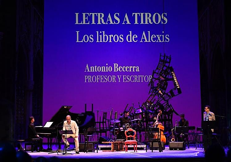 Un momento del 'Letras a tiros', en el interior del Teatro Pérez Galdós.