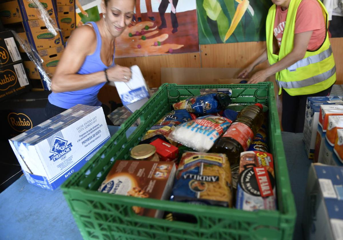 Imagen de archivo de una de las cajas de alimentos que entrega la Asociación Guaxeyra en Jinámar.