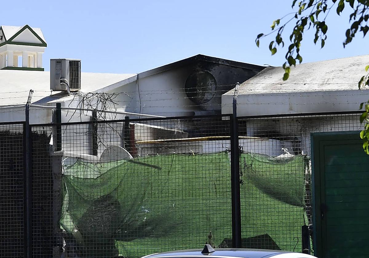Vista parcial de la fachada de la vivienda afectada por el fuego.