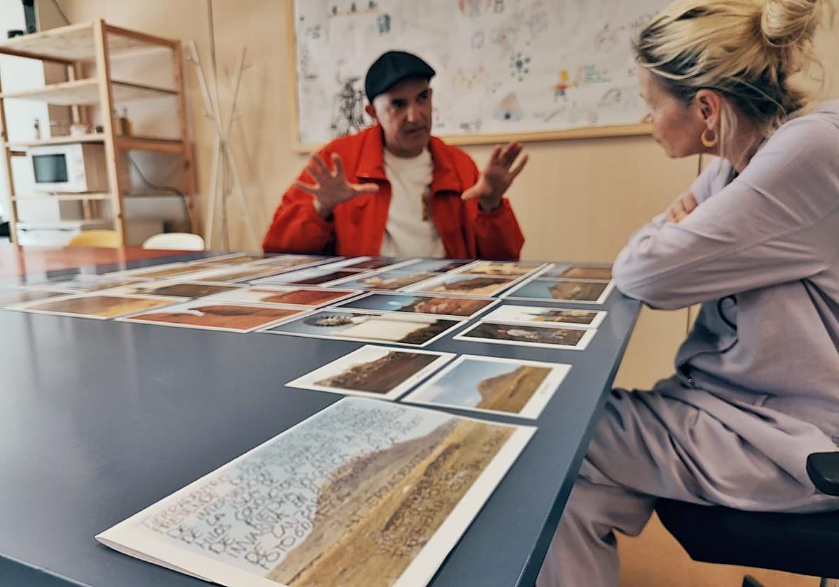 Teresa Correa, con las fotos de uno de los alumnos.