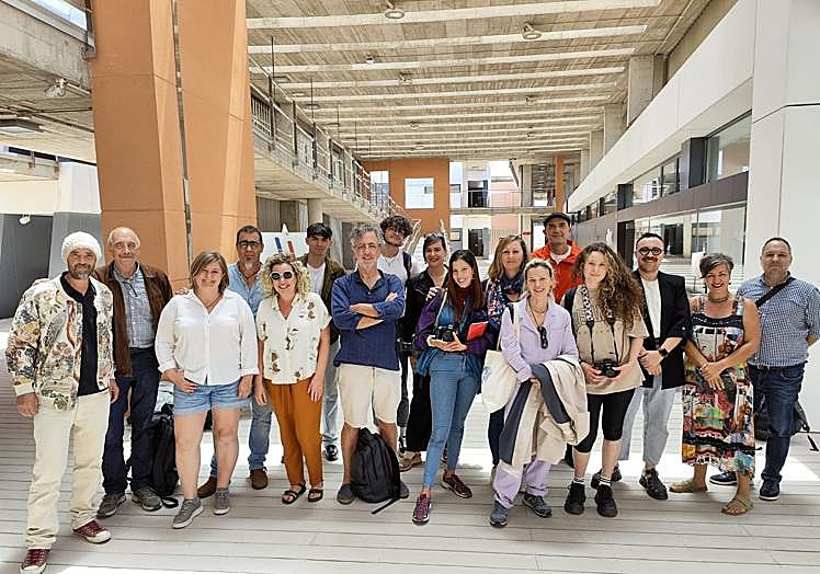 Imagen principal - La Casa de los Coroneles acerca los artistas a la Escuela de Arte