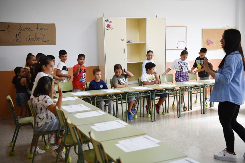 Foto de archivo de una maestra dando clase en un colegio grancanario.