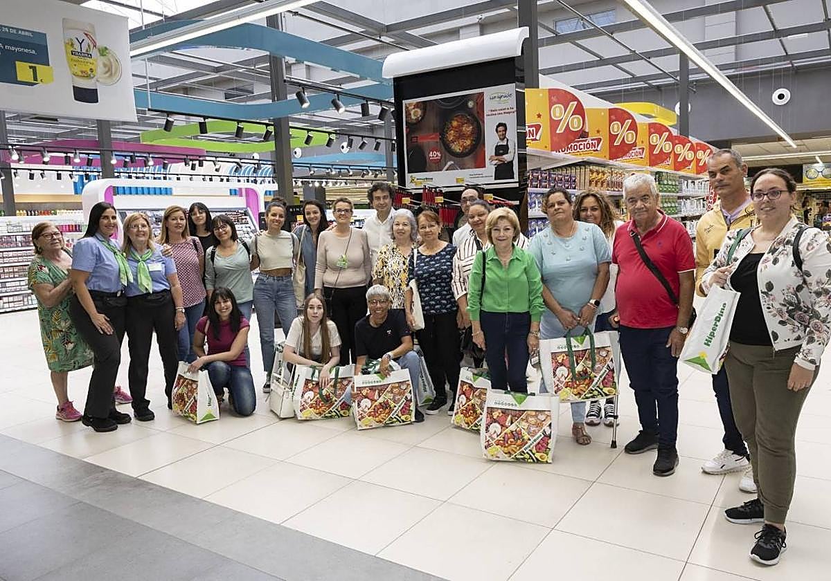El chef Pepe Rodríguez con los ganadores de un concurso organizado por HiperDino.