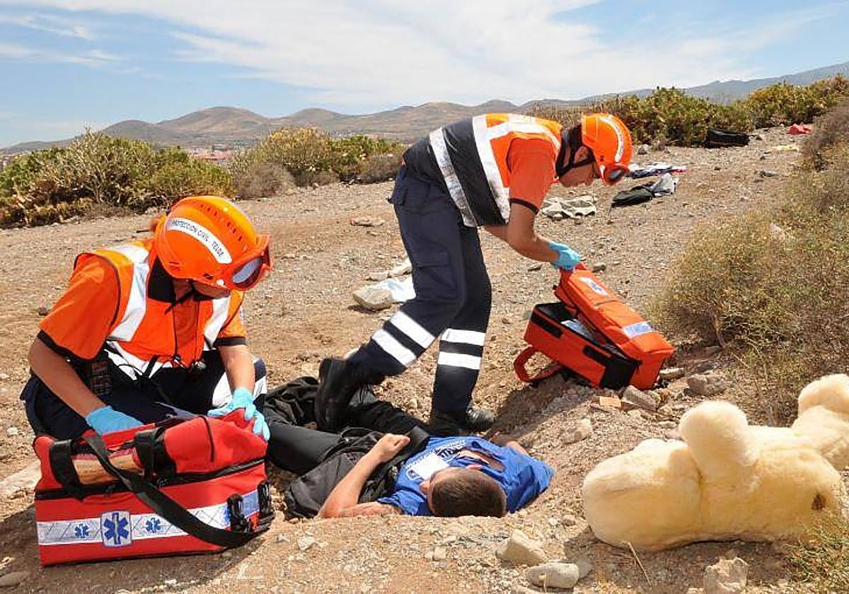 Voluntarios de Protección Civil de Telde participando en un simulacro de accidente.