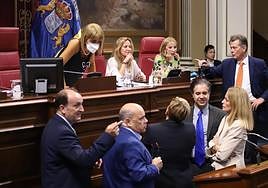 Imagen de archivo de los portavoces parlamentarios y tres diputadas en la Mesa del Parlamento.