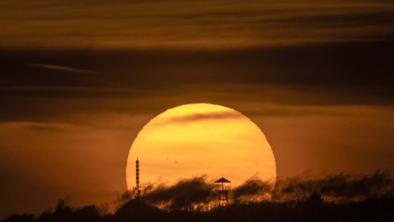 El sol poniente brilla detrás del monte Karancs cerca de Salgotarjan, norte de Hungría.