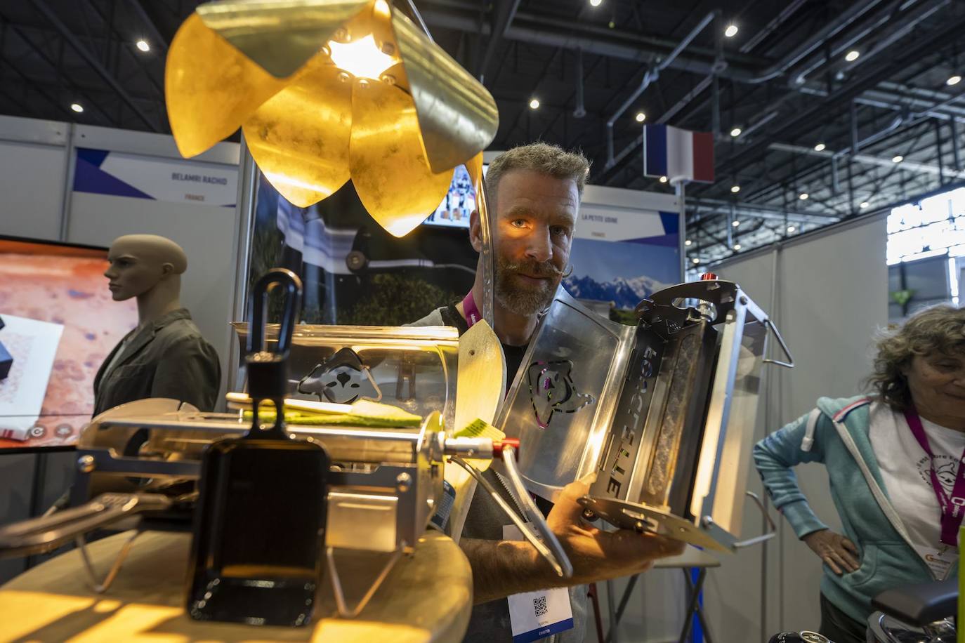 Denis Flota de Francia presenta su invento, una estufa de gas multifunción, mini piano de cocina nómada en la 48 Exposición Internacional de Invenciones, Nuevas Técnicas y Productos, en Ginebra, Suiza. Cerca de 850 expositores de todo el mundo presentan alrededor de 1.000 productos que esperan llamar la atención en la 48ª Muestra Internacional de Invenciones.