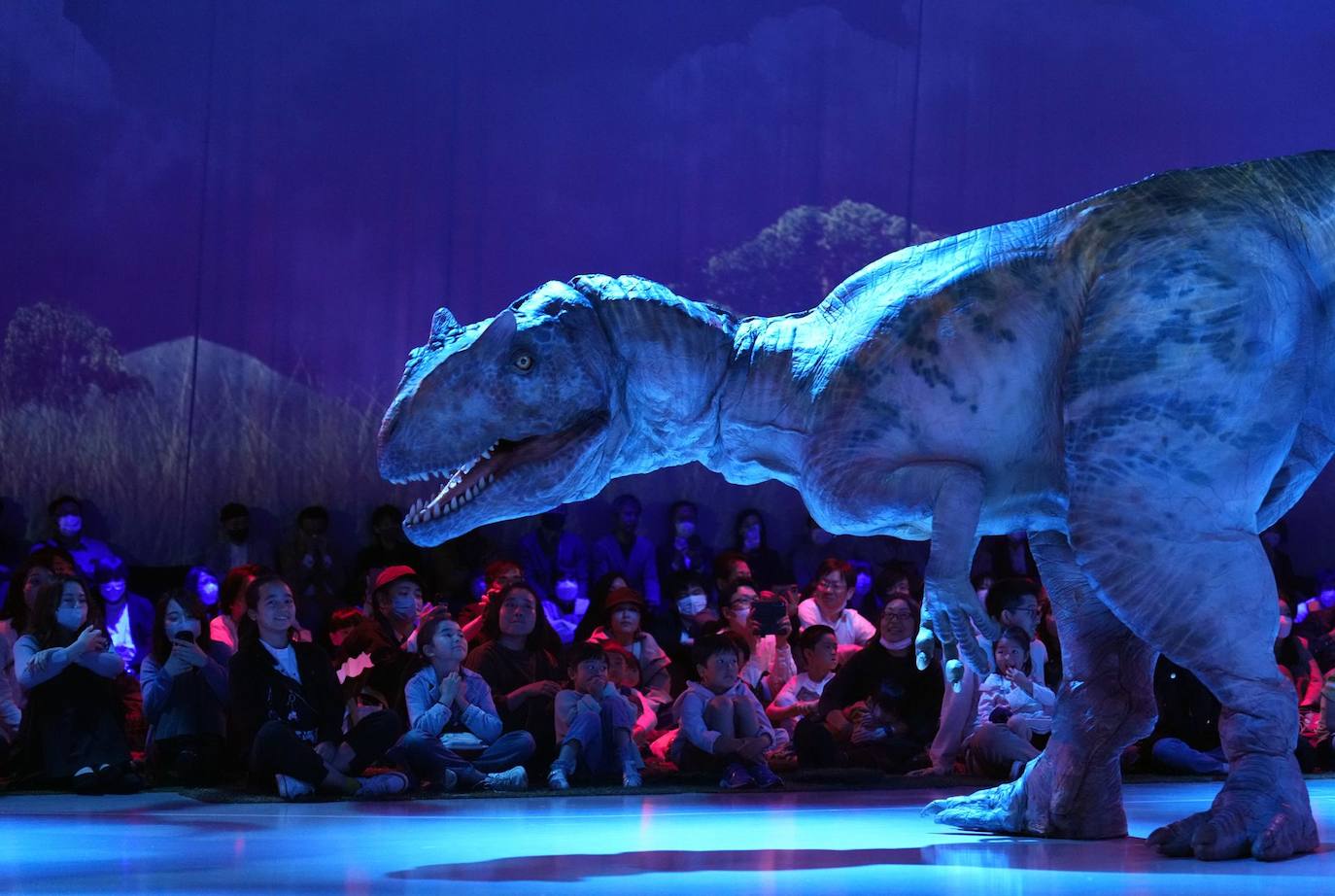 Un dinosaurio 'Dino-Tronics' actúa en una escena durante el espectáculo 'Dino Safari 2023'Äô en Tokio, Japón. El espectáculo Dino Safari presenta dinosaurios moviéndose en un manera realista gracias a un mecanismo Dino-Tronics operado por el hombre que permite a los dinosaurios caminar, mover la cabeza y las mandíbulas.
