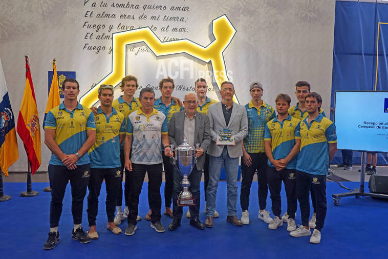 Foto de familia con el trofeo.