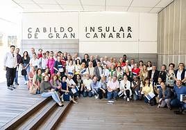 Foto de familia de las ONG firmantes del protocolo y dirigentes del Cabildo.