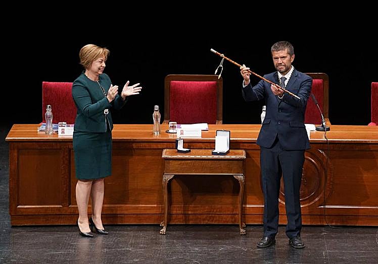 Imagen principal - Diferentes momentos de la toma de posesión de García.