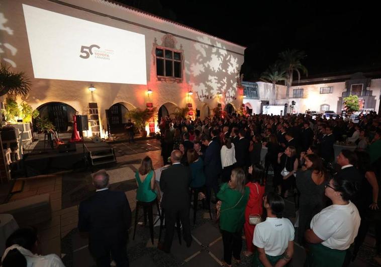 Medio centenar de velas de Toyota Canarias