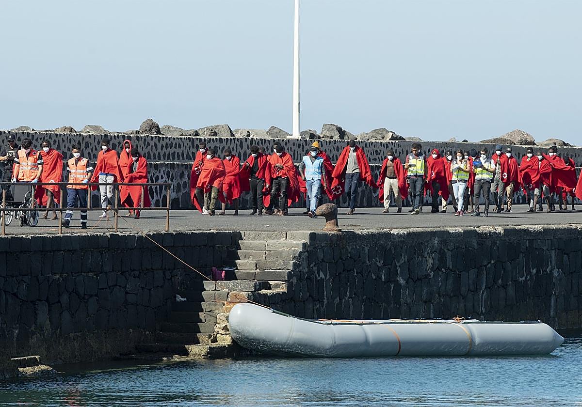 Imagen de los migrantes de la última patera rescatada ayer por Salvamento Marítimo.