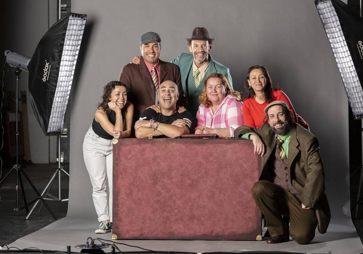 El equipo artístico de 'Colacerdo'.