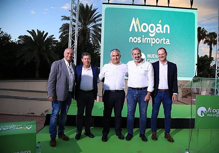 El candidato junto alcaldes y cargos públicos de NC que vinieron a arroparle.