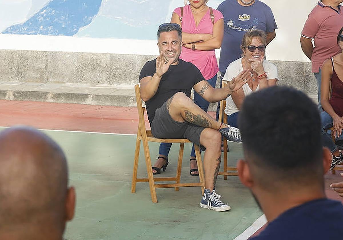 Pablo Agriela en el medio de la imagen.