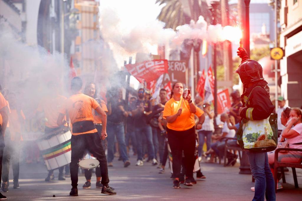 Los bomberos salen un día más a la calle a exigir mejoras laborales