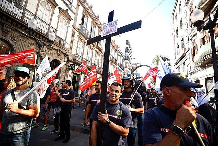 Imagen de la manifestación de los bomberos del Servicio de Extinción de Incendios y Salvamento por Triana