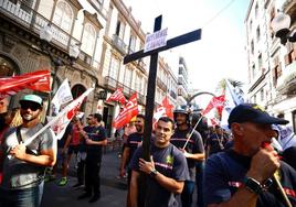 Imagen de la manifestación de los bomberos del Servicio de Extinción de Incendios y Salvamento por Triana