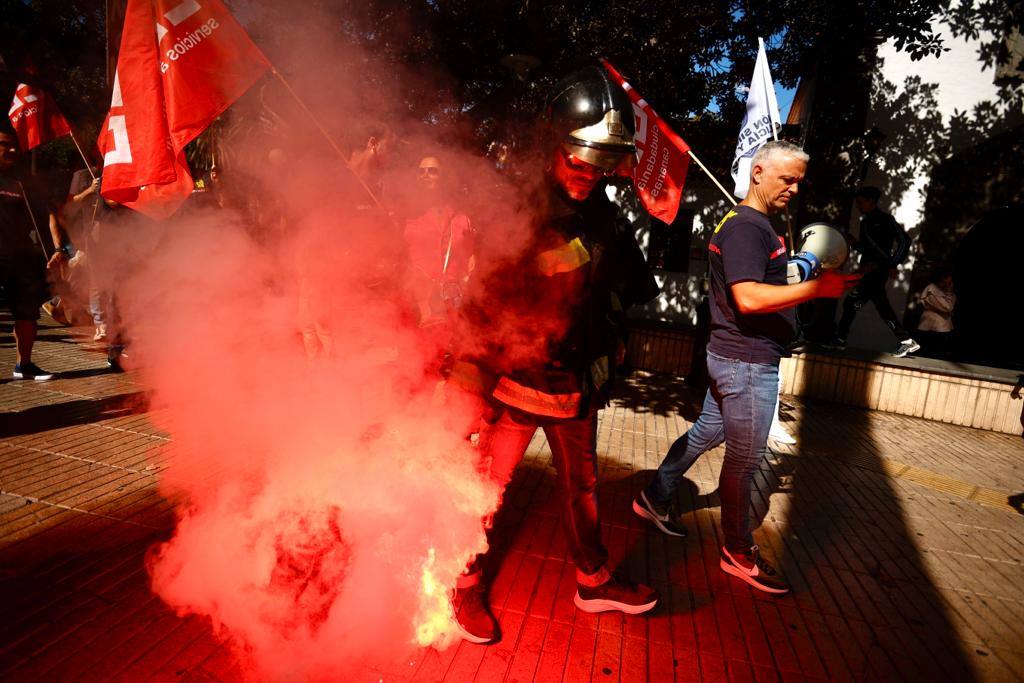 Los bomberos salen un día más a la calle a exigir mejoras laborales