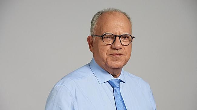 Imagen después - Casimiro Curbelo (ASG) controla la máquina del tiempo y apenas cambia de gafas.