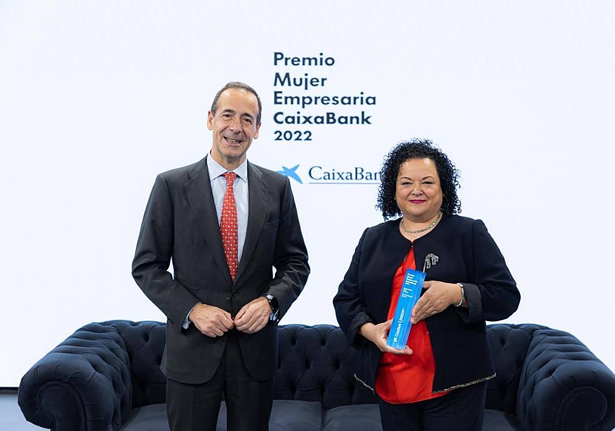 Gonzalo Gortázar, consejero delegado de CaixaBank, y Sonia Ortega, ganadora territorial de la última edición de los Premios Mujer Empresaria.