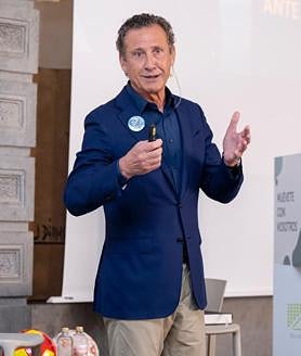 Imagen secundaria 2 - La Fundación Nos Movemos se presenta con una charla de Jorge Valdano