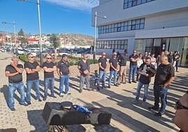 La Policía Local de Telde manifestándose delante del Ayuntamiento.