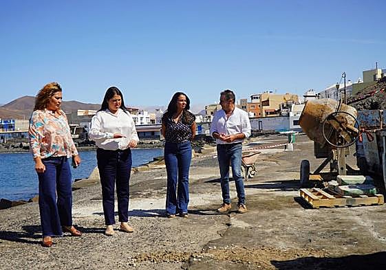 La alcaldesa Esther Hernández, con camisa blanca, con otros ediles en el muelle de Tarajalejo.