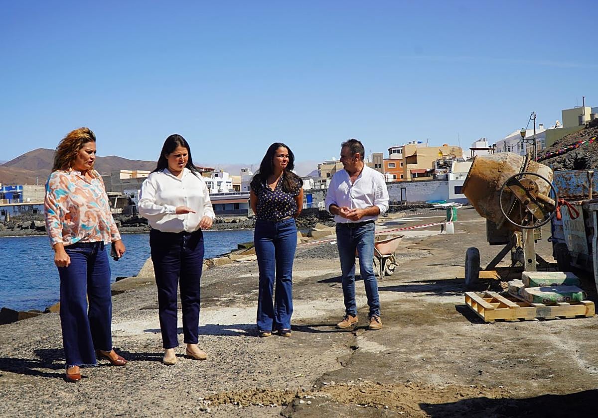 La alcaldesa Esther Hernández, con camisa blanca, con otros ediles en el muelle de Tarajalejo.