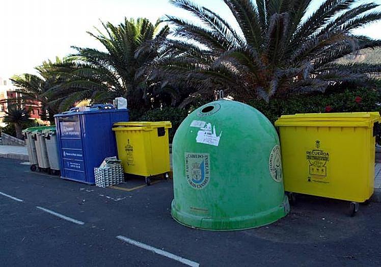 Contenedores de recogida selectiva de residuos domésticos en una calle de Arucas.