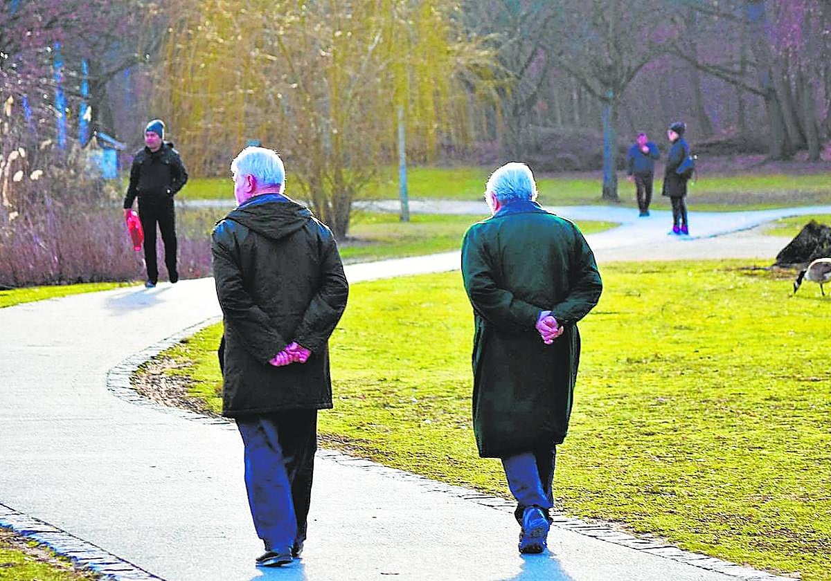 Imagen de archivo de una pareja de ancianos caminando.