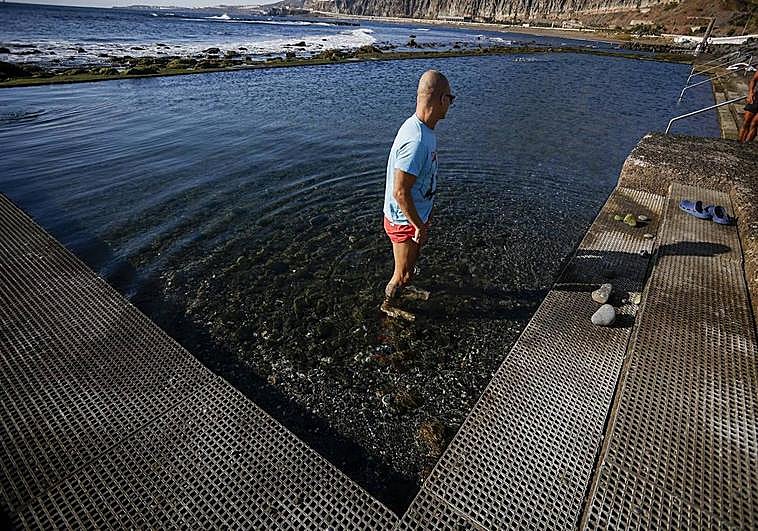 Los usuarios denuncian que el agua llega por la rodilla en zonas donde antes cubría hasta la barbilla.