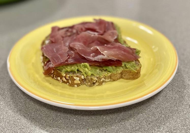 Tosta de aguacate con jamón ibérico