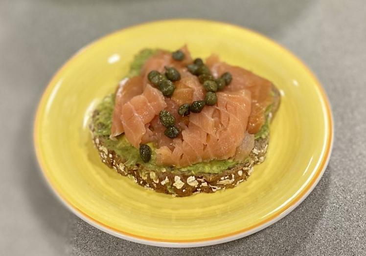 Tosta de aguacate con salmón ahumado y alcaparras